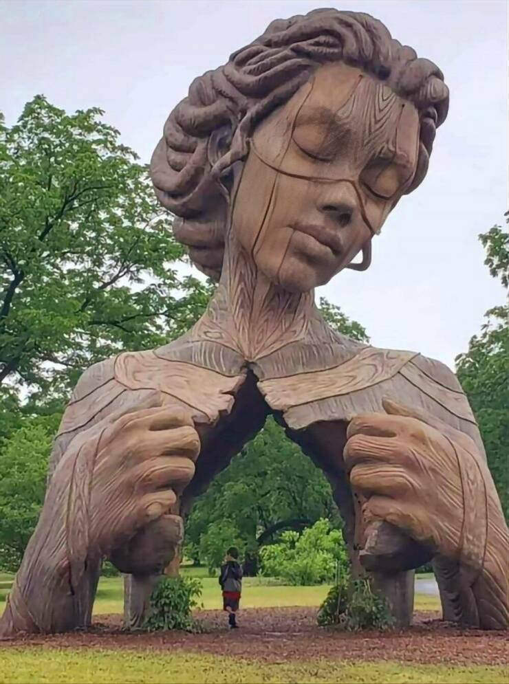 HumanNature-Statue-im-Park