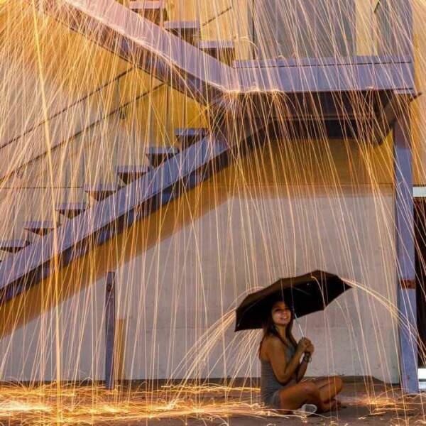 Maedchen-unter-dem-Regenschirm