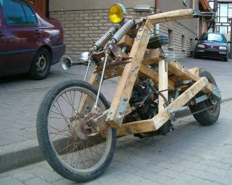 Motorrad-aus-Holz