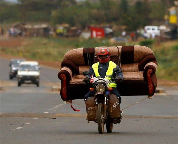 Couch-auf-dem-Moped-transportieren