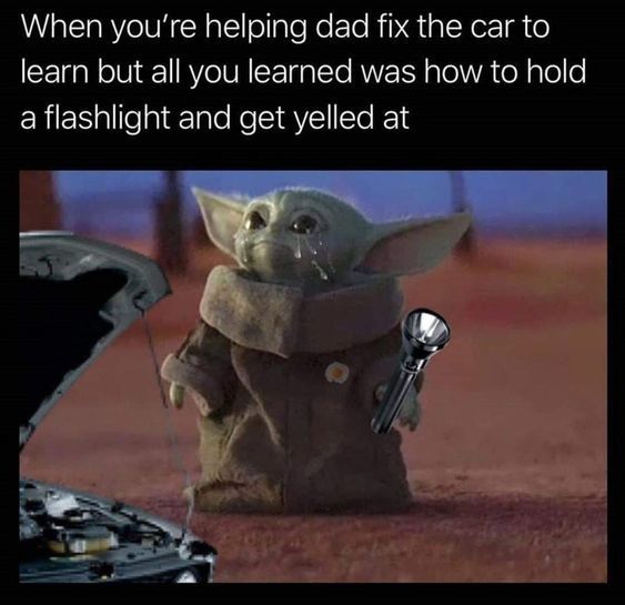 Taschenlampe-halten-beim-Auto-reparieren-Yoda