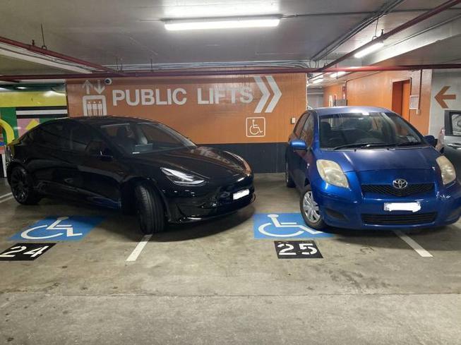 Behindertenparkplatz-zugeparkt